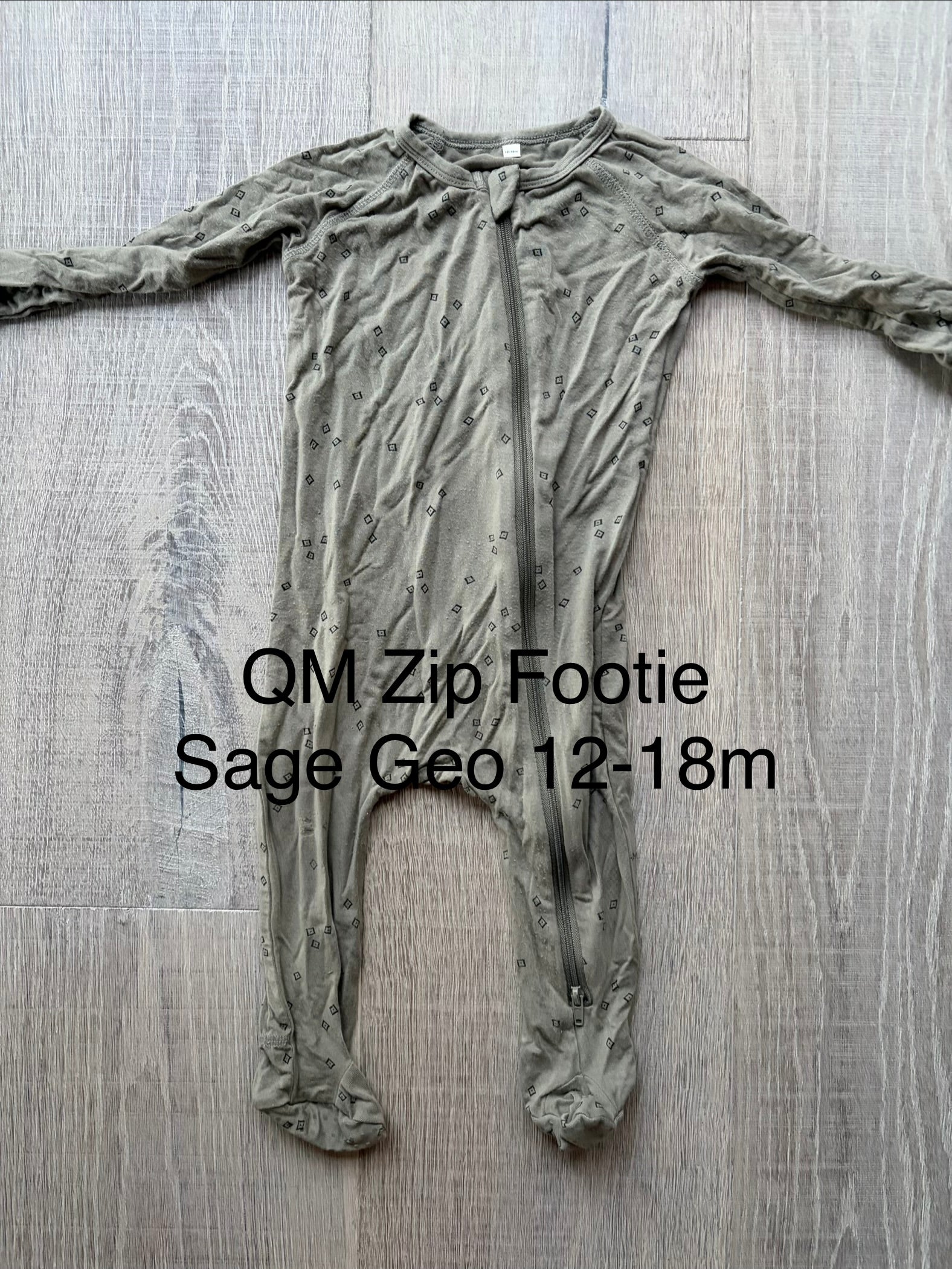 QM Zip Footie Sage Geo 12-18m
